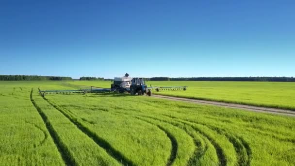 Camión cisterna y rociador tractor para productos químicos de pie en carretera entre los campos — Vídeo de stock