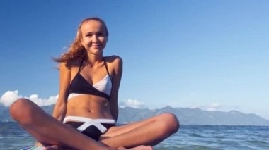 uzun saçlı sarışın okyanusunda kürek gemide yelken