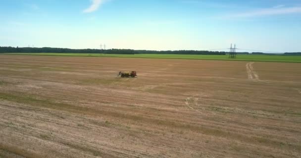 Aspersor motorizado visão aérea opera em vasto campo — Vídeo de Stock