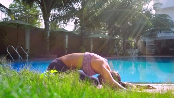 Mujer medita en pose de yoga Extended Childs en la piscina — Vídeos de Stock