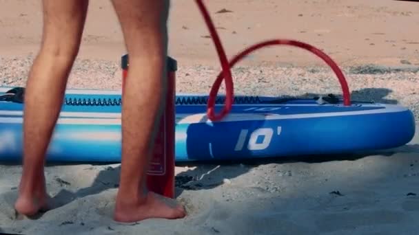 Guy pumps fast paddle board through pipe low-angle shot — Stock Video