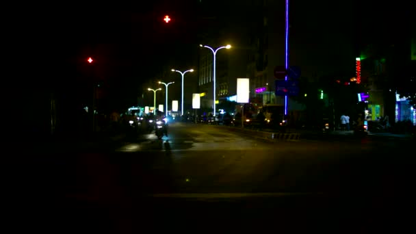 滑板车右转在城市夜间街道人运行 — 图库视频影像