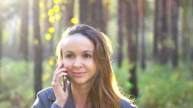 sarışın kız konuşan arkasında parlak güneş ışığı yanıp söner