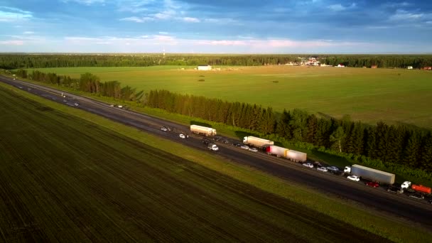 Aerial lastbilar stå i bilkö på land highway — Stockvideo