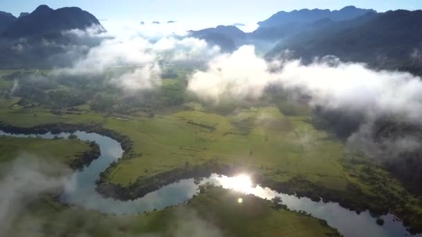 Sol reflete no rio sinuando entre paisagem do país — Vídeo de Stock