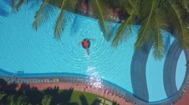 su daire yapma halkada kadın yatıyor