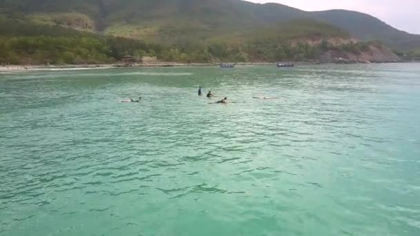 Surfer αρχάριους κουπί ιστιοσανίδες στον ωκεανό azure — Αρχείο Βίντεο