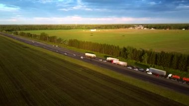 modern karayolu trafik sıkışıklığı ülkede ile yukarıda uçak uçar
