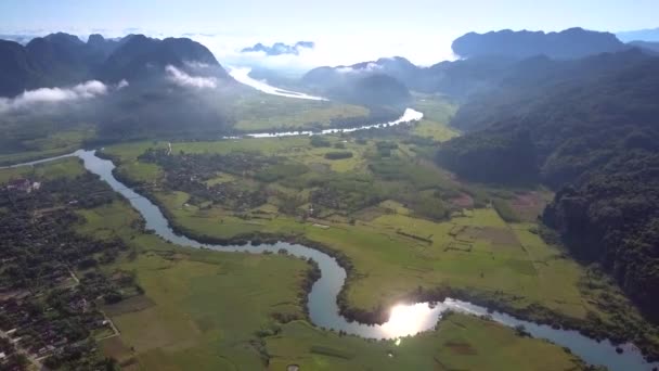 Unglaubliche Grenzenlose Hochland Landschaft Mit Feldern Und Sonnenscheibe Spiegelt Sich — Stockvideo