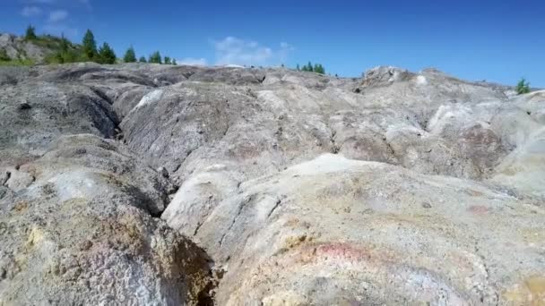 Mouvement fermer au-dessus de vieilles pentes pierreuses de carrière d'argile contre le ciel — Video