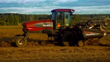 Modern hasır traktör komisyon hasat sahada faaliyet