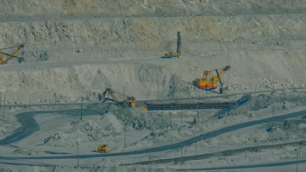 Amianto etapas poço elenco aberto com escavadeiras enormes de trabalho — Vídeo de Stock