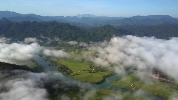 Drone cuelga sobre valle con río apenas visible a través de la niebla — Vídeos de Stock