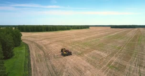 Vista de pájaro equipo agrícola se encuentra en el campo — Vídeos de Stock