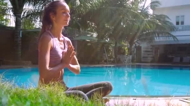 Fiatal hölgy a Lotus jelentenek összekulcsolt kézzel imádság oldalnézetből — Stock videók