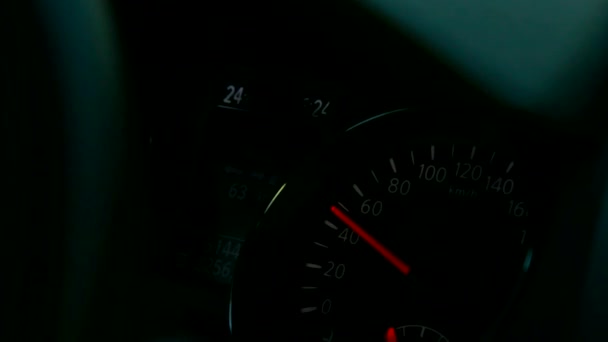 Glödande bil instrumenterar panelen med pekare på natten — Stockvideo