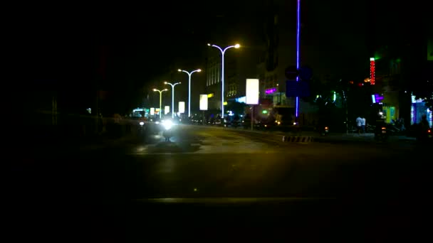 Streetlights illuminate cars on city night street junction — Stock Video