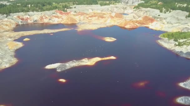 Flycam se move perto da água do lago azul no poço de argila com pássaros — Vídeo de Stock