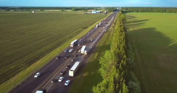 Övre Visa lastbilen står över motorväg på grund av auto olycka — Stockvideo