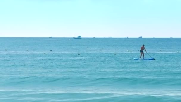 Stark Man Lär Sig Paddla Sup Stående Ombord Öppna Havet — Stockvideo