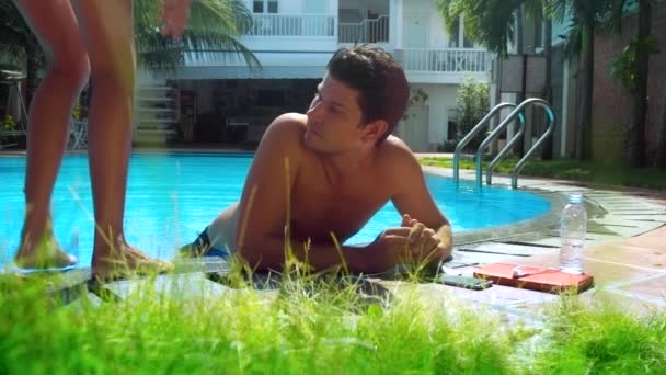 Arka Görünümü Ince Kız Bikini Çıkageldi Tabaklanmış Adam Resort Otel — Stok video