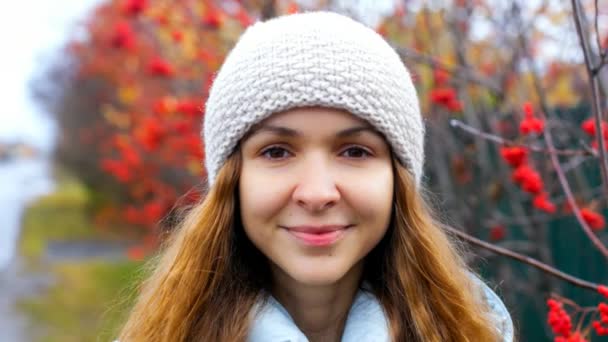 Bizim Yakın Görünümü Çekici Sarışın Kız Beyaz Örme Şapka Gülümsüyor — Stok video