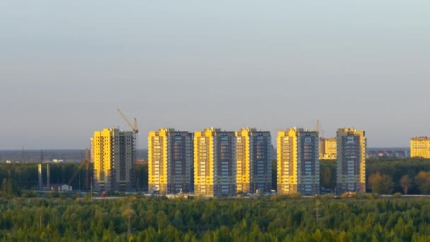 複数レベルの建物は夜の澄んだ青い空を背景にパノラマ モダンな住居地区 — ストック動画