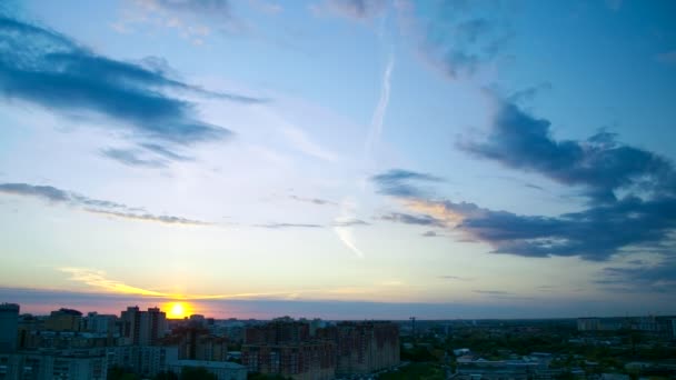 Fantástico Disco Sol Laranja Brilhante Horizonte Céu Azul Pictórico Acima — Vídeo de Stock