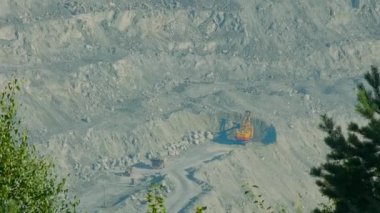 çam ve huş ağacı arasında asbest ocağında Ekskavatör çalışma