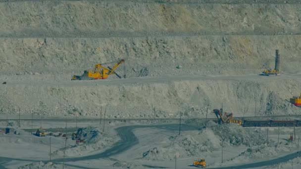 D'énormes machines excavatrices fonctionnent sur des rebords de carrière d'amiante — Video