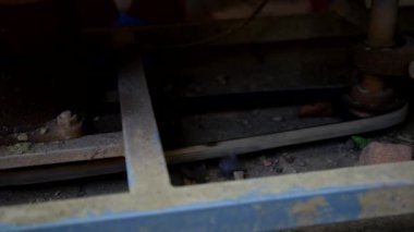 Belting çömlekçi çarkı ve ham kil yığın üzerinde aracı koyarak eski işçi el altında işletim görünümünü kapat