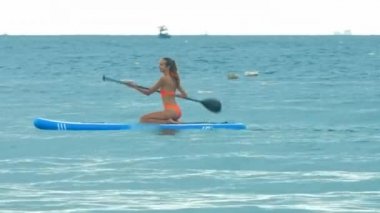 bikini kız kurulu engebeli sahil geçen dizlerinin üstüne su bendi kapağı