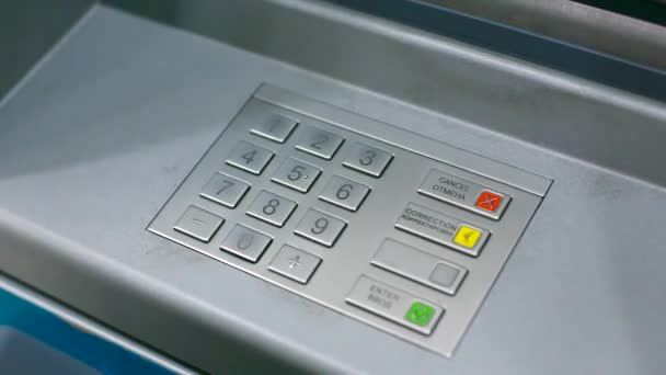 Sluit meisje hand persen weergaveknoppen op Atm grijs toetsenbord — Stockvideo