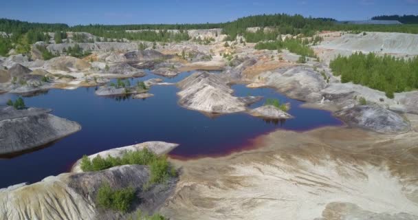 Верхний вид восстановленной экосистемы озера в заброшенной глиняной яме — стоковое видео