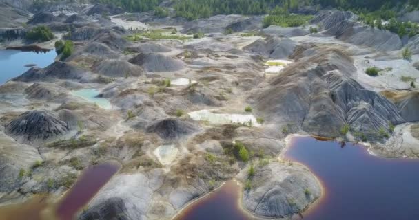 Riesige Luftaufnahme alte Tongrube mit niedrigen grauen Hügeln blaue Seen — Stockvideo