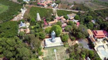 Manastır yer alan gri Buda heykeli için hareket