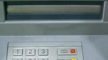 banknot Atm yuvaya görünür ve kadın para nakit alır