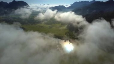 manzara arasında çalışan Nehri'nde sabah güneşi yansıtır