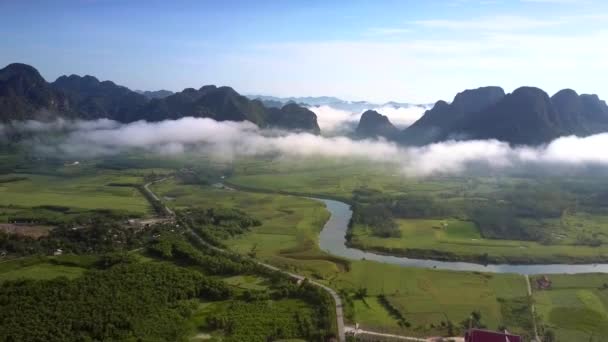 Безпілотник летить високо над безмежною високогірною долиною з річкою — стокове відео