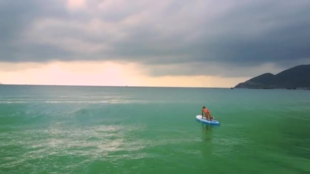 Resimsel Havadan Görünümü Bayan Kırmızı Mayo Engebeli Sahil Karşı Masmavi — Stok video