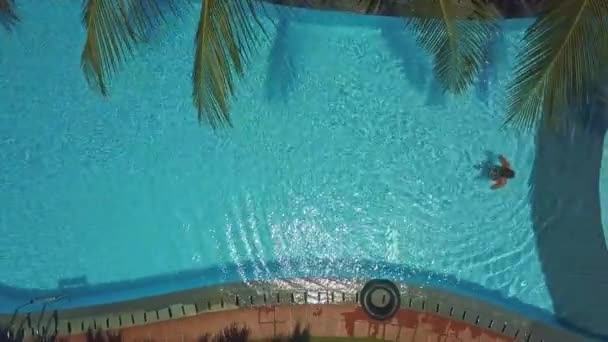 Vista dall'alto signora esce dall'acqua della piscina — Video Stock