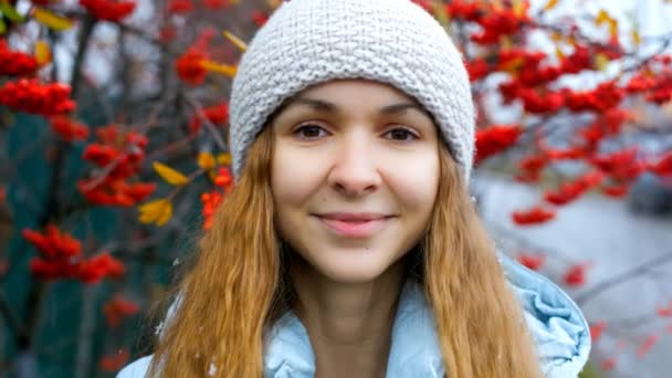 Fille blonde en tricot pose chapeau à rowan arbre baies rouges — Video