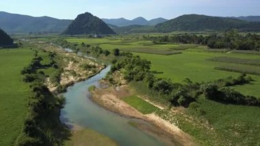 kuş gözü görünümü nehir hills karşı geniş alanlar arasında çalışan