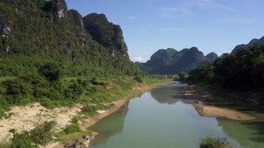 üst görünümü küçük nehir kenarında orman ile kaplı uçurumlar