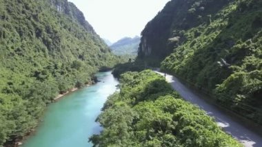 Asfalt yol yeşil nehir boyunca dağ kanyonda kıvrımlı.