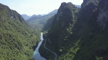 havadan görünümü kalın tropikal ormanlar river canyon bankalar kapak