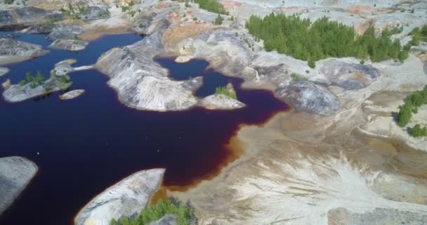Vista aérea abandonada cantera de arcilla con lagos en el día de verano — Vídeos de Stock