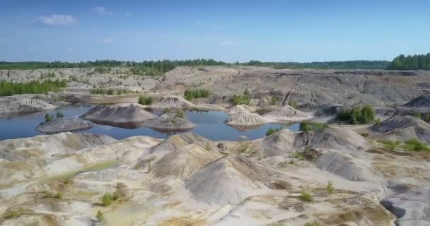 Jezioro chowa się za martwe clay pit skamieniałe powierzchni — Wideo stockowe