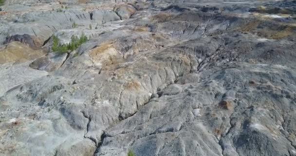 Fantastik havadan görünümü gri tepeler ve ağaçlar eski kil PIT yakınındaki — Stok video