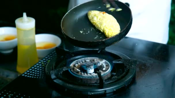 越南菜与香料炒在黑色的平底锅在咖啡馆 — 图库视频影像